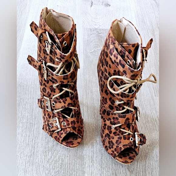Size 7 Chase & Chloe Leopard Print Lace-Up Stiletto Booties - Picture 2 of 9